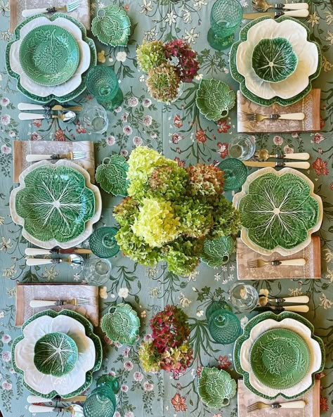 Autumn Dinner, Crockery Design, Fall Dinner Party, First Day Of Fall, Bordallo Pinheiro, Green Pottery, Tablescape Inspiration, Thanksgiving Table Settings, Beautiful Table Settings