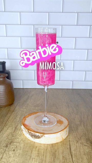 Pink Mimosa Recipe, Pink Alcoholic Drinks, Frozen Dragon Fruit, Dragonfruit Lemonade, Prosecco Drinks, Pink Mimosa, Girly Drinks, Pink Prosecco, Mimosa Recipe