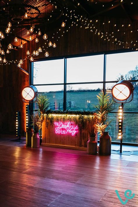 Rustic Dj Booth, Dj Decorations Party, Dj Booth Decoration, Dj Booth Ideas Design, Tropical Dj Booth, Dj Setup Wedding, Bar With Neon Sign, Dj Booth Decor, Dj Booth Design Dj Setup