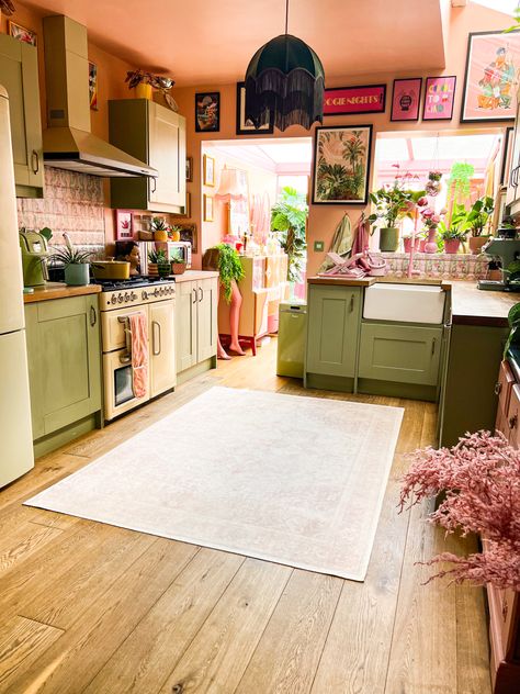 Pink and green. Kitchen. Maximalist interiors. Quirky. Eclectic home. Green Kitchen Cabinets Pink Walls, Subtle Pink Accents, Green Cabinets Pink Walls, Pink Yellow White Green Bedroom, Cottagecore Pink Kitchen, 70s Pink Kitchen, Green And Coral Kitchen, Sage Green And Blush Kitchen, Pink Green Home Decor