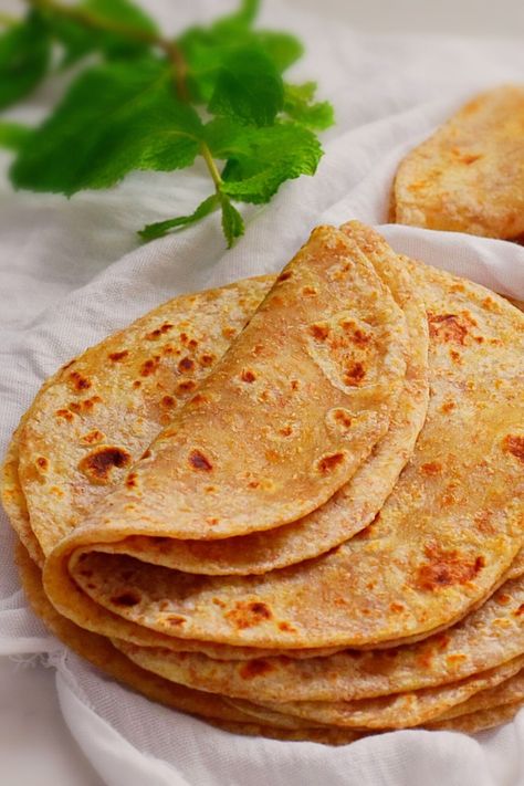 Soft Brown Roti Soft Roti Recipe, Soft Roti, Bread Flour Recipe, Chapati Recipes, Nice Breakfast, Best Curry, Indian Curries, Roti Recipe, Flat Breads