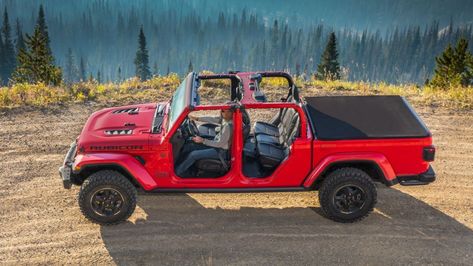 Display Red gladiator with doors off on a dirt path Wrangler Pickup, Economy Design, Jeep Pickup, Dodge Chrysler, Gas Mileage, Willys Jeep, Chrysler Dodge Jeep, Jeep Truck, Jeep Gladiator