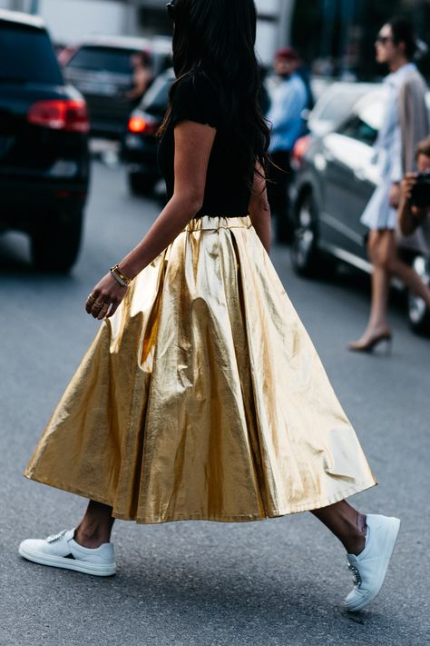 With Milan Fashion Week Spring/Summer 2017 well underway, our photographer Sandra Semburg is out on the street capturing the best looks. Gold Skirt Street Style, Gold Sweatshirt Outfit, Manga Fashion Outfits, Silver Tennis Shoes Outfit, Silver White Outfit, Golden Skirt Outfit, Gold Outfit Black Women, Metalic Outfits Ideas, Gold Skirt Outfit