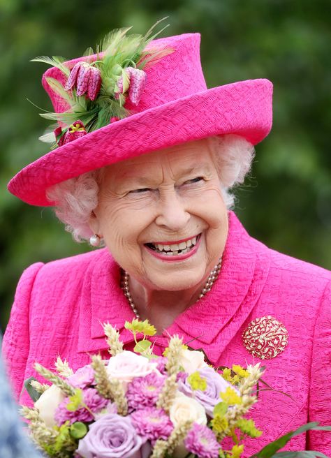 Queen Elizabeth Just Revealed She Doesn't Drink Wine (She Has Another Drink of Choice!) Princesa Elizabeth, Queen Hat, Royal Family Pictures, Rainha Elizabeth Ii, Queen Mum, The British Royal Family, Elisabeth Ii, Platinum Jubilee, Princess Elizabeth