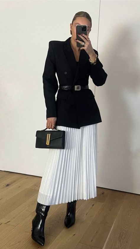 Pleated Skirt Outfit Fall, Tweed Outfit Women, Pleated Skirt Winter, Skirt Outfit Fall, Velvet Pleated Skirt, Pleated Skirt Outfit, Skirt Outfits Fall, Classy Work Outfits, Evening Outfits