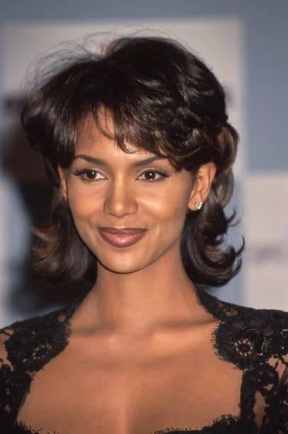 Halle Berry Young, Halle Berry Hairstyles, Berry Makeup, Halle Berry Style, 90s Glam, Mexican Actress, Halle Berry, Beautiful Smile Women, Black Girls Hairstyles