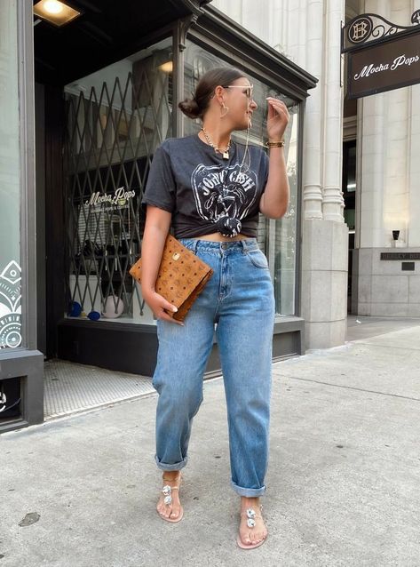 Plus-koon Muoti, Mid Size Fashion, Mom Jeans Outfit, Plus Size Summer Outfits, Look Plus Size, Graphic Tee Outfits, Mode Inspo, Curvy Girl Outfits, Tshirt Outfits