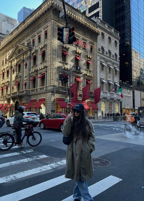 City Girl Winter Outfit, New York Christmas Picture Ideas, Nyc Pics Aesthetic, Nyc Christmas Picture Ideas, Nyc Picture Ideas Winter, Nyc Christmas Photo Ideas, Nyc Photo Ideas Christmas, New York Instagram Pictures Aesthetic, Nyc Pic Inspo Winter