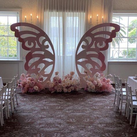 Quencinera Party Ideas, Butterfly Wedding Theme Centerpieces, Butterflies Party Ideas Decorations, Butterfly Themed Centerpieces, Pink Butterfly Quinceanera Theme, Diy Butterfly Centerpieces, Butterfly Centerpieces Quinceanera, Butterfly Backdrop Ideas, Butterfly Theme Centerpieces