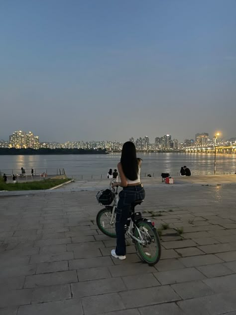 Hangang River Aesthetic, South Korea Han River, Han River Aesthetic, Han River Night, Hangang River, Trip Photo Ideas, River At Night, River Aesthetic, Korea Blue