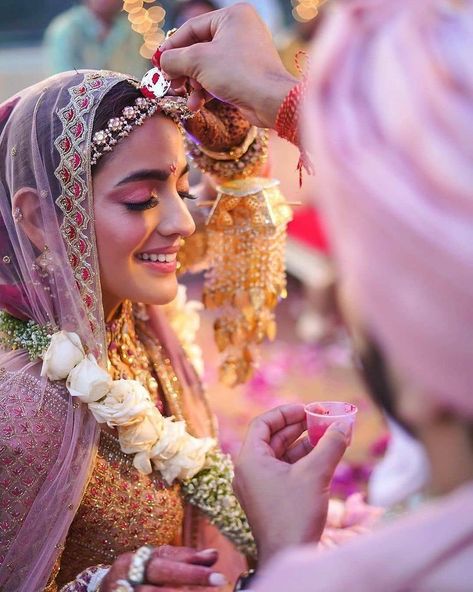 Solah Shringar, Divine Couple, Indian Wedding Pictures, Indian Bride Photography Poses, Bride Photos Poses, Bridal Photography Poses, Indian Bridal Photos, Indian Wedding Couple Photography, Bride Photography Poses