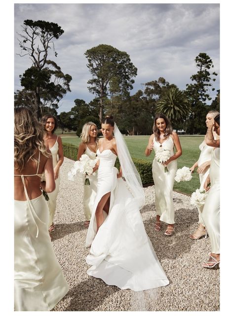 Editorial Bridesmaids Photos, Editorial Wedding Party Photos, Editorial Bridesmaid Photos, Planning 2025, White Bridal Party, Bridal Era, Money Wedding, Wedding Aesthetics, All White Wedding