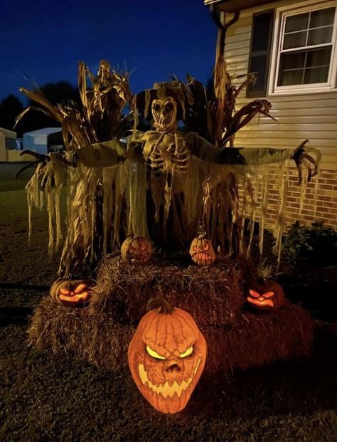 Farm Theme Halloween Decor, Scarecrow Theme Halloween, Scary Farm Halloween Decorations, Haunted Farm Decorations, Light Post Halloween Decor, Halloween Driveway Decorations, Yard Haunt Ideas, Haunted Pumpkin Patch Ideas, Halloween Yard Displays Diy