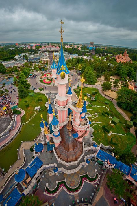 Fantasyland Disneyland, Sleeping Beauty Castle Disneyland, Disneyland Paris Castle, Disneyland Castle, Disney Imagineering, Disney Paris, Paris Wallpaper, Sleeping Beauty Castle, Disney Vacation Club