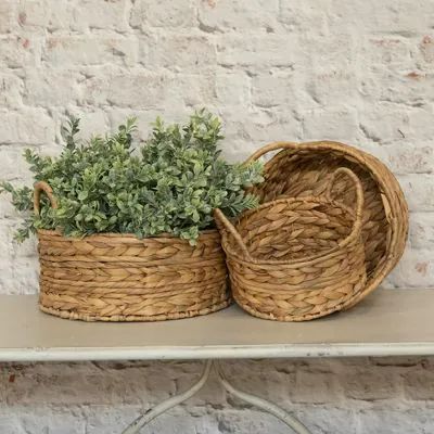 Round Basket Decor, Basket Decor Ideas, Round Baskets, Basket Decor, Round Basket, Metal Baskets, Vintage Bunny, Basket Set, House Interiors