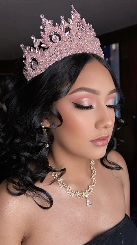 Pink Eyeshadow Quinceanera, Quinceanera Eye Makeup Pink, Make Up Looks For Quinceanera Pink, Pink Eyeshadow Looks Quince, Light Pink And Silver Makeup, Quince Looks Eye Makeup, Makeup Ideas For Quinceanera Pink, Makeup Ideas Extra, Blush Pink Quinceanera Makeup