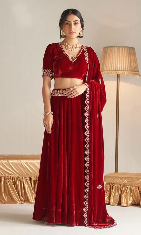 Velvet Choli Designs Lehenga, Red Velvet Lehenga, Lehenga Belt, Mehendi Dresses, India Traditional Dress, Velvet Blouse Design, Dabka Work, Shawl Neckline, Designer Dresses Elegant