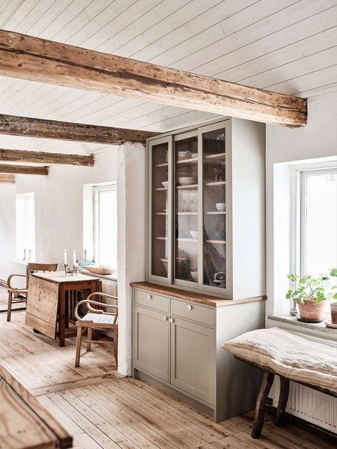 Classic Farmhouse Kitchen, Swedish Farmhouse, Casa Vintage, Countryside House, Style Deco, Shaker Kitchen, Modern Farmhouse Kitchens, Cottage Kitchen, Scandinavian Home