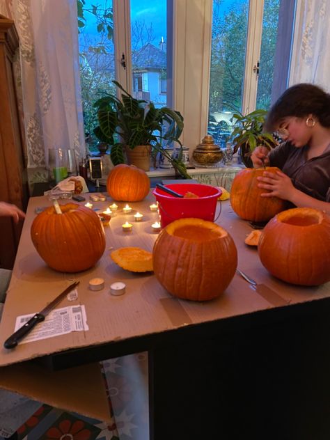 Carving Pumpkins Aesthetic With Friends, Pumpkin Carving Date, Vision Board Lifestyle, Halloween Scenery, Sarah Logan, September Vibes, Aesthetic Leaves, Gilmore Girls Aesthetic, Halloween Usa