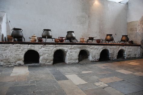 Hampton Court Palace - Great Kitchens Stewing Stoves 2 Hampton Palace, French Stove, Medieval Kitchen, Medieval Food, Inside Castles, Tudor Kitchen, Green House Design, Wood Stove Cooking, Medieval Market