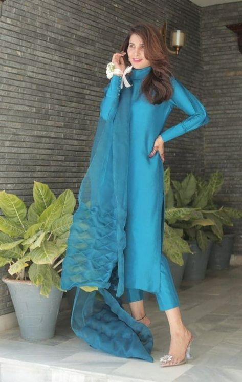 Plain dress designs Lawn Kurti, Lawn Suit, Eid Ul Fitr, Stylish Short Dresses, Pakistani Dresses Casual, Pakistani Fashion Party Wear, Salwar Kamiz, Beautiful Pakistani Dresses, Kurti Designs Party Wear