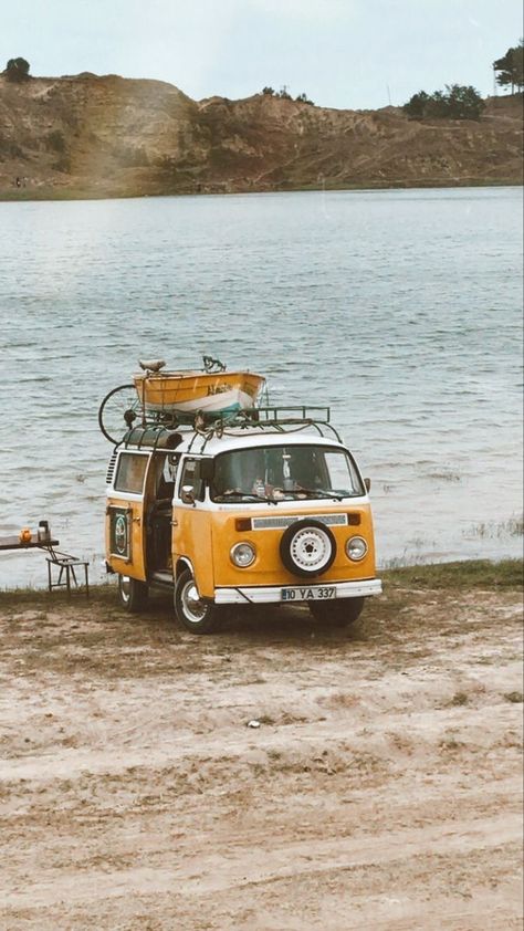 Couple Cars, Combi Vw T2, Vw Hippie Van, Vw Kombi Van, Kombi Home, Vintage Vw Bus, Vw Bus Camper, Modern Cars, Scenic Wallpaper