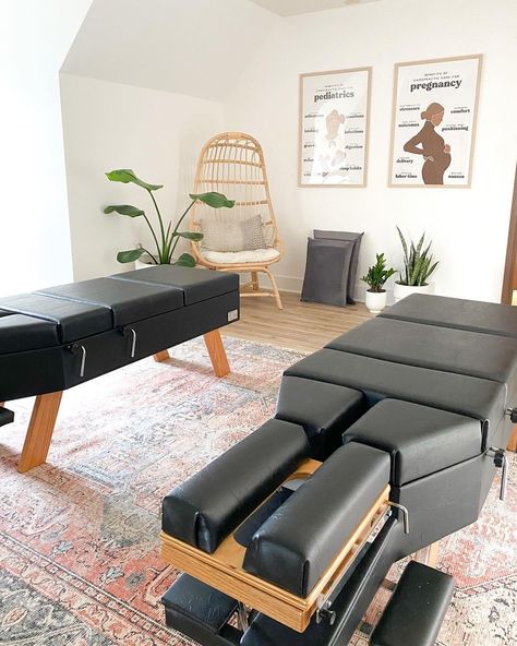 Aesthetic Chiropractor Office, Chiropractic Adjusting Room, Holistic Practice Office, Chiropractic Office Interior Design, Medical Aesthetic Office Ideas, Chiro Office Design, Aesthetic Medical Office Decor, Modern Chiropractic Office, Physio Office Design