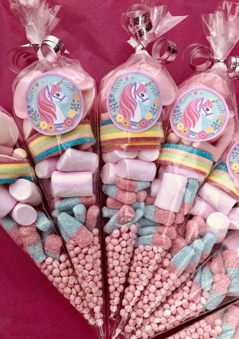 Unicorn Party goodie bag What a great idea for the next kids birthday party with the unicorn theme! Thanks for sharing with us! We love unicorns! balloonas.com    #kids#birthday #idea #unicorn #motto #mottoparty #party#kinder #geburtstag #einhorn #rainbow #pink #idee #diy #selbermachen #food #goodiebag favor Unicorn Candy, Unicorn Party Food, 4de Verjaardag, Unicorn Birthday Party Decorations, Unicorn Themed Birthday Party, Unicorn Birthday Cake, Sweet Cones, Unicorn Theme, 6th Birthday Parties