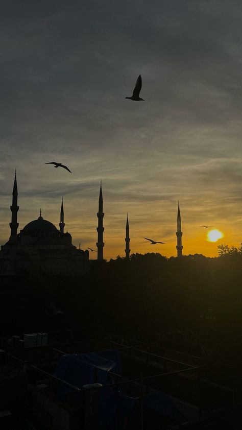 Mosque Pictures Aesthetic, Aesthetic Mosque Pics, Mosque Aesthetic Wallpaper, Mosque Wallpaper Aesthetic, Mosques Aesthetic, Islam Sunset, Aesthetic Islamic Pictures, Ilayda Core, Islamic Photo Frame