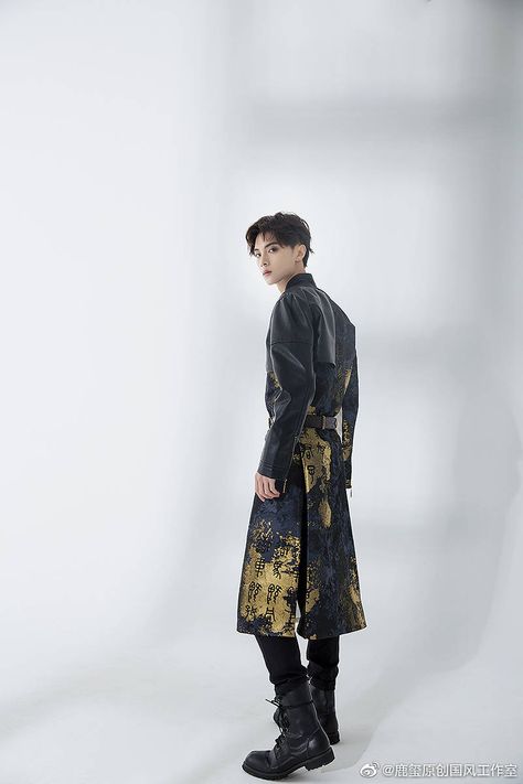 Hanbok Male Modern, Modern Kimono Men, Modern Hanbok Men, Modern Hanfu Men, Chinese Traditional Clothing Men, Chinese Fashion Men, Hanbok Aesthetic, Hanbok Male, Hanfu Modern