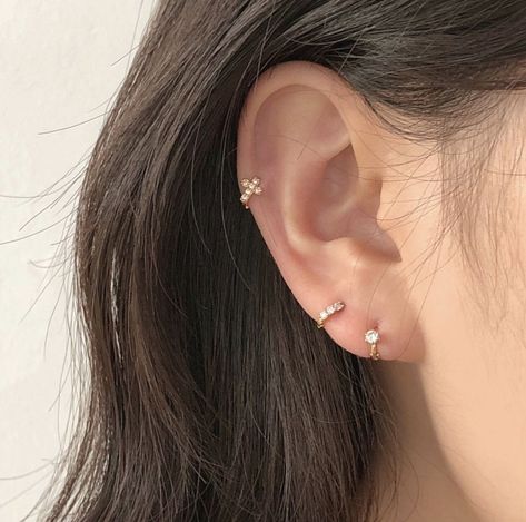 Beautiful Ear Piercings, Minimalistic Piercings, Pearcing Ear Earrings, Piercing Ideas Minimalist, Ear Pearcing Ideas, Ear Piercing Ideas Minimalist, Ear Piercings Styles, 3 Piercing Ear Ideas, 3 Ear Piercings Ideas