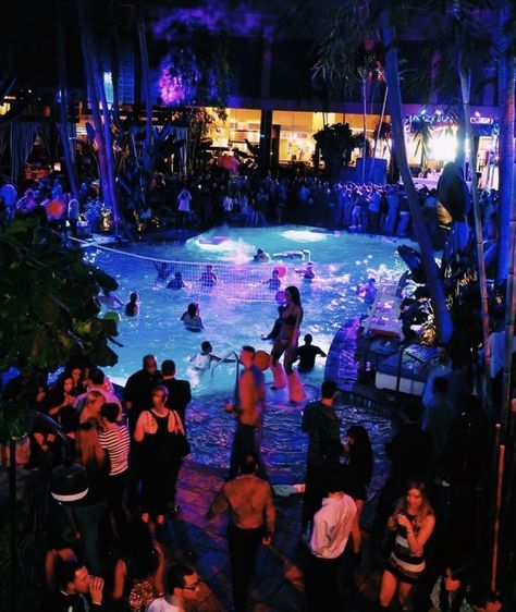 Summer Party Aesthetic Night, Night Pool Party Aesthetic, Glow In The Dark Pool Party, Sweet 16 Pool Party Ideas, Pool House Party, Pool Party Aesthetic, Night Pool Party, Crazy Party, Ibiza Party