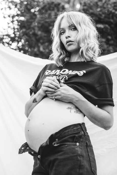 Punk Rock Maternity photoshoot Cool Pregnant Photoshoot, Rock Maternity Outfits, Maternity Grunge Outfit, Maternity Photography Edgy, Tomboy Maternity Shoot, Grungy Maternity Shoot, Rocker Maternity Shoot, Pregnant Grunge Outfits, Maternity Outfits Edgy