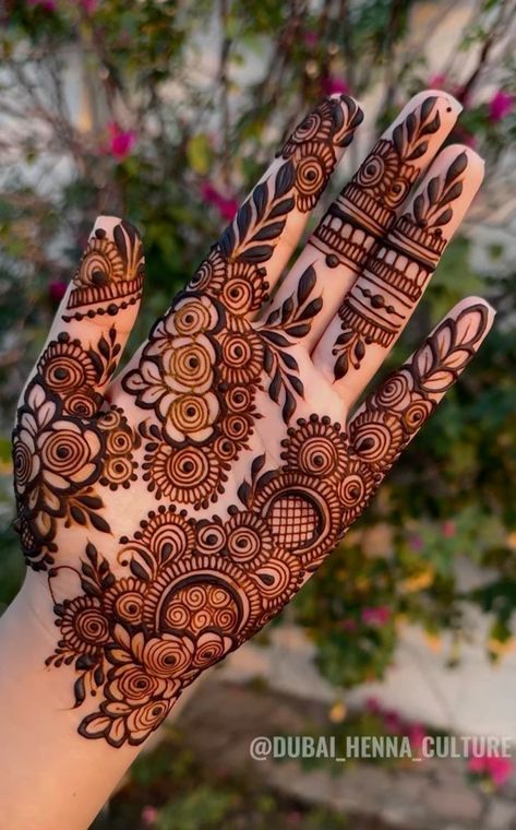 Mehandi Palm Designs Simple, Right Hand Palm Mehndi Design, Mehandi For Palm, Aesthetic Mehendi Designs For Hands, Henna Tattoo Designs Hand Palm, Front Fingers Mehndi Design, Aesthetic Mehndi Design For Palm, Aesthetic Palm Mehndi Design, Mehndi Design On Palm