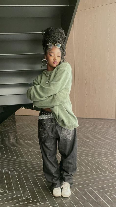 Tomboy Black Women Outfits, Black Peoples Outfits, Elementary Picture Day Outfit, Streetwear Fashion Women Poses, Curly Head Outfits, Different Outfit Styles List Aesthetic, 2014 Black Woman Aesthetic, Y2k Outfits Casual, My Clothing Aesthetic