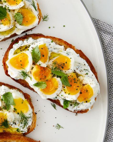 Jammy Egg Toast, Mediterranean Diet Food List, Mediterranean Diet Breakfast, Mediterranean Breakfast, Mediterranean Diet Recipes Dinners, Mediterranean Diet Meal Plan, Easy Mediterranean Diet Recipes, Yogurt Recipe, Lemon Yogurt