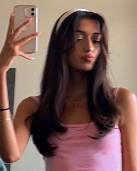 pink headband model aesthetic brunette hair Headband 90s Hairstyles, Blowout With Headband, Straight Hair Curled Ends 90s, Pink Headband Hairstyles, 90s Blowout Hair Brunette, Headband Aesthetic 90s, 90s Headband Hairstyles, Blowout No Layers, Prom Hair Blowout