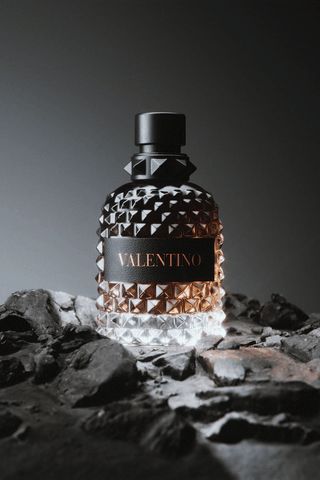 Valentino | CGI Perfume Animation on Behance Creative Perfume Ads, Product Lighting Photography, Perfume 3d Render, Perfume 3d Animation, Perfume Poster Design Ideas, Perfume Design Ideas, Perfume Poster Design, Perfume Animation, Perfume Poster