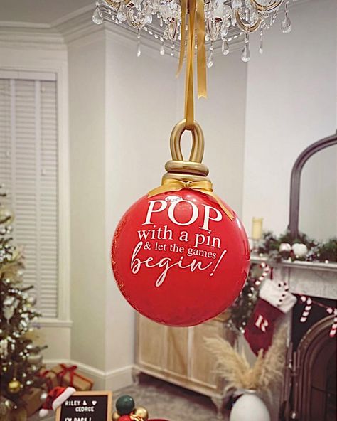 THE MOST PERFECT ELF ARRIVAL ❤️✨ We love creating a new and unique design for @sarahtaylor546 each time the elves come back around, and… | Instagram Elf I Am Back Ideas, Elf On The Shelf Balloon Arrival Ideas, We Are Back Elf On The Shelf, Elf On The Shelf Balloon Ideas, Elf Arrival Balloon Ideas, Elf Balloon Ideas, Elf On The Shelf Balloon Arrival, Elf On The Shelf Balloons, Elf Arrivals