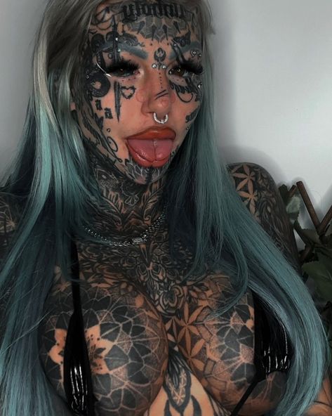 Full Stomach Tattoo Woman, Cool Face Tattoos, Amber Luke, Women With Tattoos, Eyeball Tattoo, Face Tats, Face Tattoos For Women, Stomach Tattoos Women, Tattooed Woman