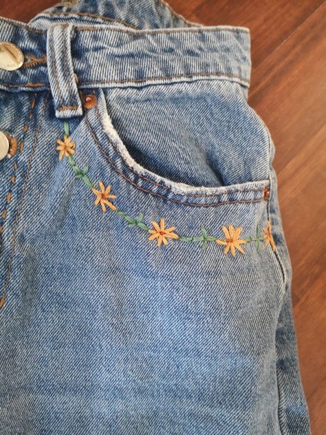 Jean Short Embroidery Diy, Embroidery Patterns Jeans Pocket, Easy Clothing Embroidery Ideas, Jean Flower Embroidery, Floral Jeans Embroidered, Jean Embroidery Flowers, Easy Embroidery On Jeans, Easy Embroidery Jeans, Easy Jeans Embroidery