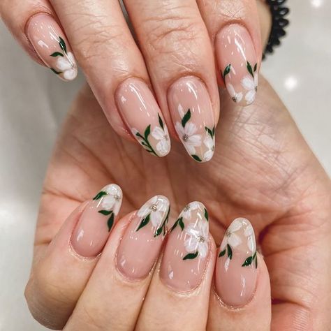 Floral Coffin Nail Ideas, Bridal Flower Nails, Wedding Nails For Bride Floral, Watercolor Floral Nails, Elegant Floral Nails, Soft Floral Nails, Garden Wedding Nails, Minimal Floral Nails, Bridal Floral Nails