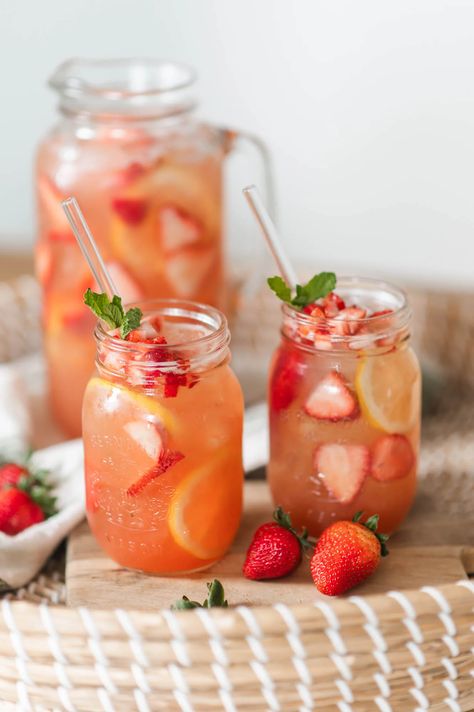 Southern Strawberry Sweet Iced Tea Iced Tea Drinks Recipes, Iced Drinks Aesthetic, Strawberry Lemonade Aesthetic, Sweet Tea Aesthetic, Ice Tea Aesthetic, Strawberry Ice Tea, Iced Tea Aesthetic, Tea Party Drinks, Bridgerton Bachelorette