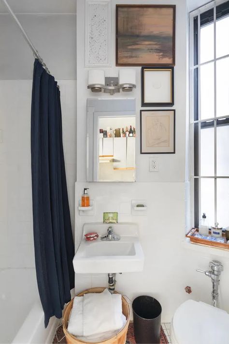 6 Easy Ways to Spice Up a Bland Rental Bathroom | Architectural Digest Bathroom With Window, Navy Shower Curtain, Rental Bathroom, Mismatched Chairs, Bathroom Windows, Apartment Bathroom, Tiny Apartment, Vintage Bowls, Ceiling Height