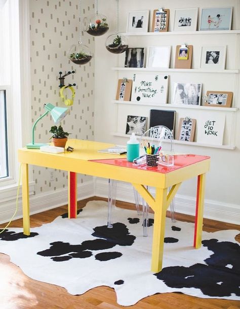 Colorful home office design ideas to brighten up your mood 6 Colorful Office Space, Epoxy Desk, Colorful Desk, Desk Diy, A Beautiful Mess, Desk Ideas, Organization Inspiration, Office Colors, Diy Desk