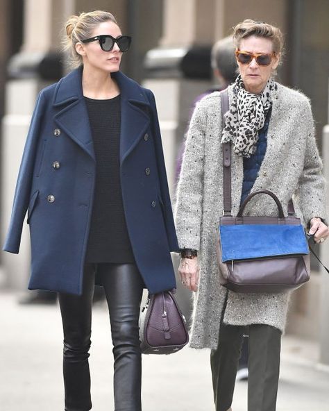 Olivia Palermo With Her Mother Lynn Hutchings in New York 10/12/2016 Navy Peacoat Women Outfit, Navy Coat Outfit, Wfh Outfits, Estilo Olivia Palermo, Olivia Palermo Lookbook, Winter Travel Outfit, Ny Style, Olivia Palermo Style, Navy Coat