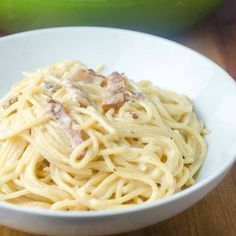 Spaghetti Carbonara easy 30 minutes meal of pasta and bacon, I mean, does it get any better? Dinner Recipe Pasta, Pasta Sausage, Creamy Spaghetti, Pasta Alla Carbonara, Resep Pasta, Sausage Peppers, Recipe Pasta, Quick Pasta, Family Friendly Recipes