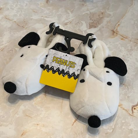 Peanuts: This Is A Pair Of Snoopy Toddler Size Slipper That Are Shaped Like Snoopy With No Slip Soles. Snoopy Slippers, Snoopy Merch, Snoopy Accessories, Snoopy Crafts, Snoopy Products, Snoopy Merchandise, Snoopy Things, Snoopy Items, Peanuts Wallpaper