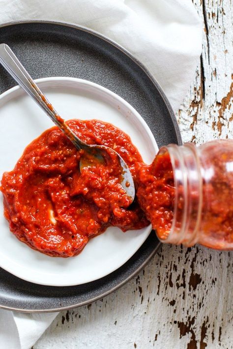 Roasted red pepper pizza sauce is a quick and easy recipe for any weeknight or weekend meal and, of course, awesome homemade pizza. Roasted red peppers & tomatoes, garlic, onions, olive oil, and oregano. Roasted Red Pepper Pizza, Red Pepper Pizza, Pizza Sauce Easy, Healthy Sauce Recipes, Healthy Homemade Pizza, Pepper Pizza, Sauce Spaghetti, Pizza Sauce Recipe, Easy Homemade Pizza