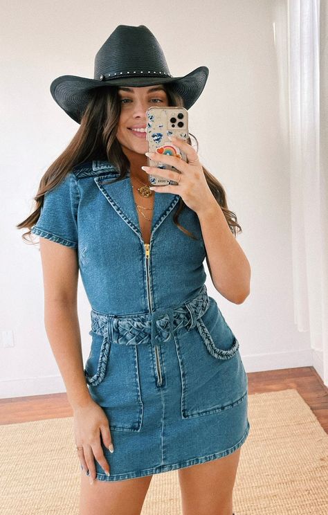 Outlaw Dress ~ Tide – Show Me Your Mumu Couture, Haute Couture, Denim Dress Cowgirl Outfit, Shania Outfits, Ranch Party Outfit, 90s Country Fashion Women, Denim Western Outfit, Downtown Nashville Outfits, Nashville 2023